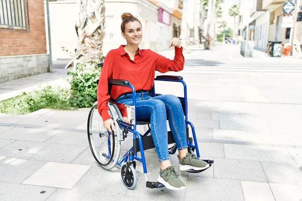 Tekerlekli Sandalyede Oturan Esmer Kadın Mutlu Bir Şekilde Parmağıyla Işaret — Stok fotoğraf