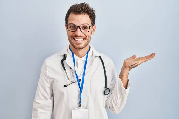 Young Hispanic Man Wearing Doctor Uniform Stethoscope Smiling Cheerful Presenting — Stock Photo, Image