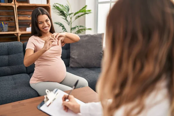 Jonge Zwangere Vrouw Tijdens Therapiesessie Glimlachend Liefde Met Hartsymbool Vorm — Stockfoto