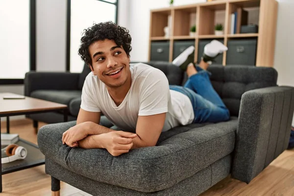 Mladý Hispánec Šťastně Usmívá Když Leží Doma Pohovce — Stock fotografie