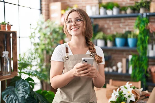 Fiatal Szőke Virágárus Mosolygós Magabiztos Segítségével Smartphone Virágárus — Stock Fotó