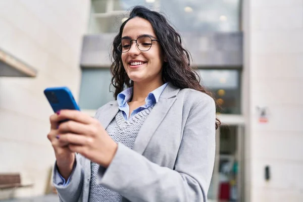 Junge Hispanische Frau Nutzt Smartphone Auf Der Straße — Stockfoto