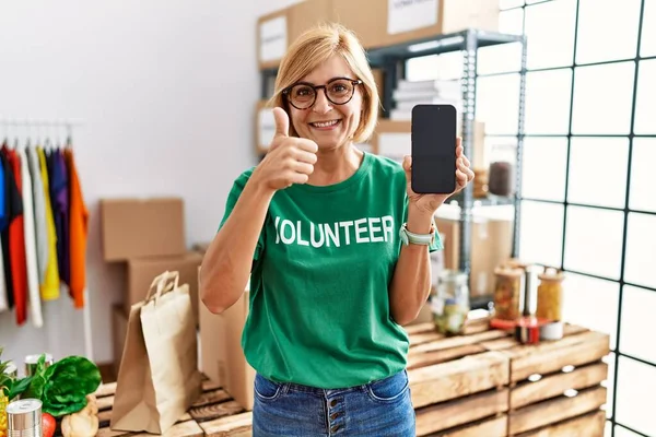 Orta Yaşlı Sarışın Kadın Gönüllü Tişört Giyiyor Akıllı Telefon Ekranını — Stok fotoğraf
