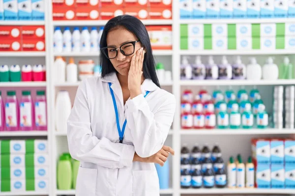 Mulher Hispânica Trabalhando Farmácia Farmácia Pensando Que Parece Cansado Entediado — Fotografia de Stock