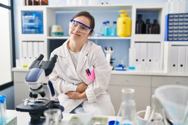 Menina Hispânica Com Síndrome Trabalhando Laboratório Cientista Com Mão Estômago — Fotografia de Stock