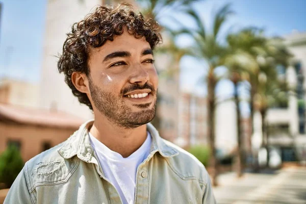 Hezký Hispánský Muž Vousy Usměvavý Šťastný Venku Slunný Den — Stock fotografie