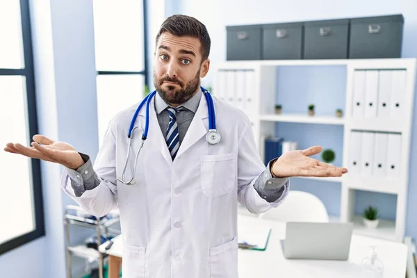 Snygg Hispanic Man Klädd Läkare Uniform Och Stetoskop Läkarkliniken Ledtrådar — Stockfoto