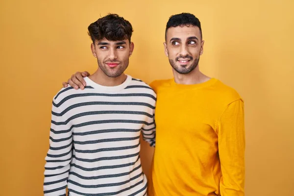 Νέοι Ισπανοί Ομοφυλόφιλοι Που Στέκονται Πάνω Από Κίτρινο Φόντο Χαμογελώντας — Φωτογραφία Αρχείου