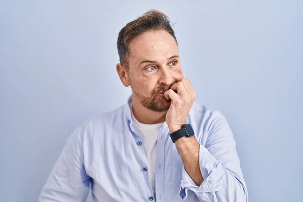 Kaukasischer Mann Mittleren Alters Der Vor Blauem Hintergrund Steht Und — Stockfoto