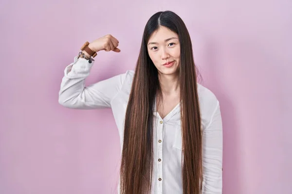 Chinese Jonge Vrouw Staan Roze Achtergrond Sterke Persoon Tonen Arm — Stockfoto