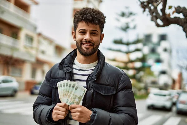 Jovem Árabe Segurando Notas Dirham Dos Emirados Árabes Unidos Livre — Fotografia de Stock