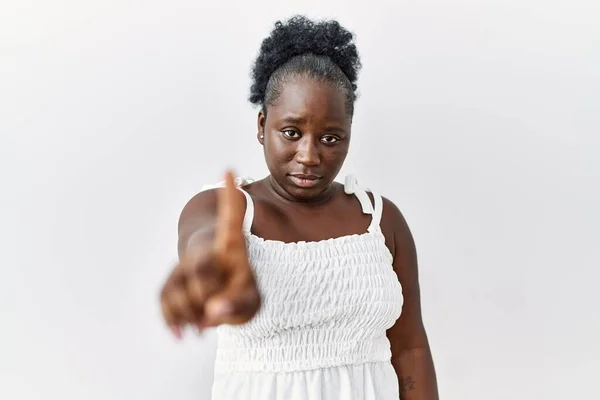 Jeune Femme Africaine Debout Sur Fond Blanc Isolé Pointant Doigt — Photo