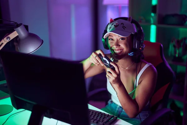 Young Beautiful Hispanic Woman Streamer Playing Video Game Using Joystick — ストック写真