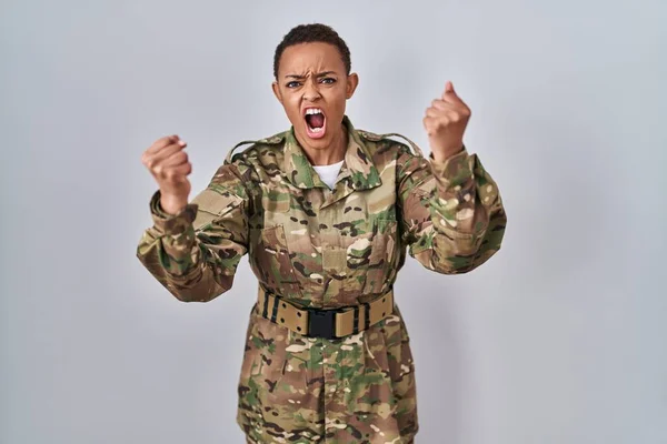 Bela Mulher Afro Americana Vestindo Uniforme Exército Camuflagem Com Raiva — Fotografia de Stock