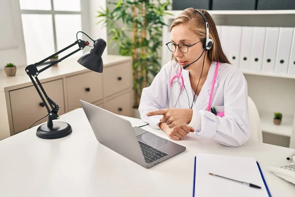 Young Blonde Woman Doctor Having Telemedicine Clinic — 스톡 사진