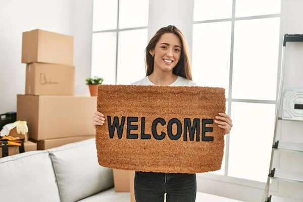 Junge Hispanische Frau Lächelt Selbstbewusst Und Hält Fußmatte Der Hand — Stockfoto