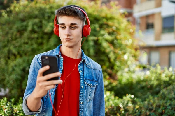 Joven Chico Caucásico Con Auriculares Escuchando Música Ciudad —  Fotos de Stock