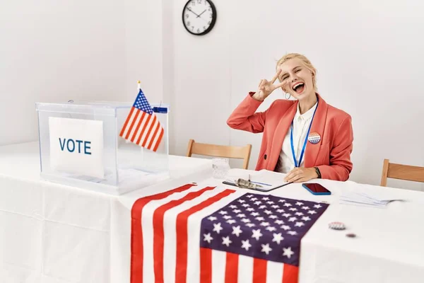顔に指で平和のシンボルを行う政治運動で働く美しい白人女性 勝利を示す陽気な笑顔 — ストック写真