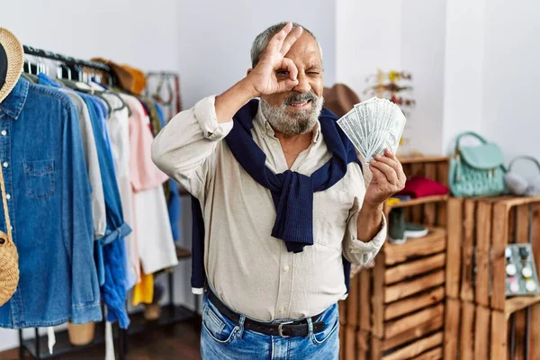 Schöner Älterer Mann Einzelhandelsgeschäft Mit Dollarnoten Lächelnd Glücklich Tun Zeichen — Stockfoto