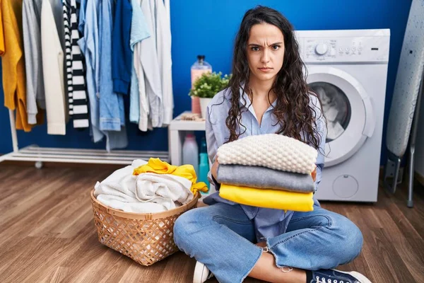 Genç Esmer Kadın Temiz Çamaşırları Tutuyor Şüpheci Gergin Sorun Yüzünden — Stok fotoğraf