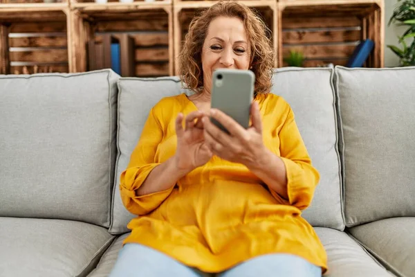 Mulher Caucasiana Meia Idade Usin Smartphone Sentado Sofá Casa — Fotografia de Stock