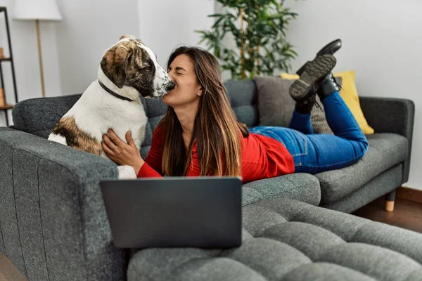 Young Woman Using Laptop Lying Sofa Dog Home — ストック写真