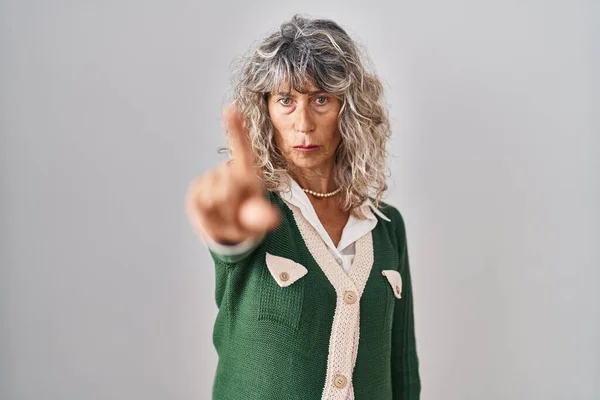 Beyaz Arka Planda Duran Orta Yaşlı Bir Kadın Parmağını Kaldırmış — Stok fotoğraf