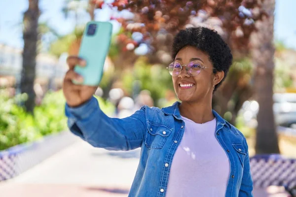 Αφροαμερικανή Γυναίκα Χαμογελώντας Αυτοπεποίθηση Κάνουν Selfie Από Smartphone Στο Πάρκο — Φωτογραφία Αρχείου