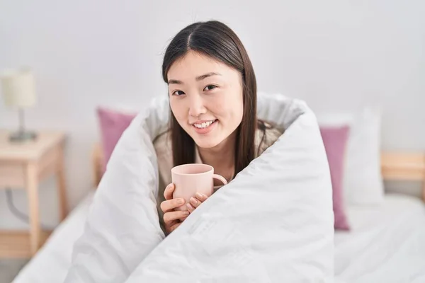 Mujer China Bebiendo Taza Café Cubierta Con Sábanas Dormitorio —  Fotos de Stock
