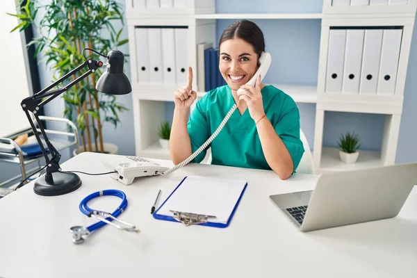 Ung Latinamerikansk Läkare Kvinna Talar Telefon Kliniken Leende Med Idé — Stockfoto