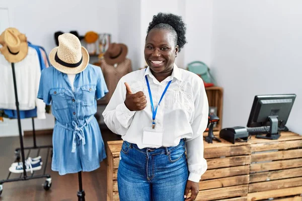 年轻的非洲女人在零售精品店当经理 手举着大拇指做着快乐的手势 赞成的表情看着相机显示的成功 — 图库照片