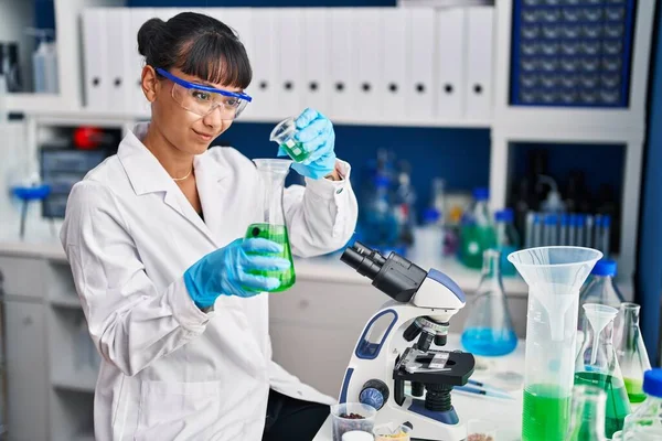 Young Beautiful Hispanic Woman Scientist Smiling Confident Pouring Liquid Test — ストック写真