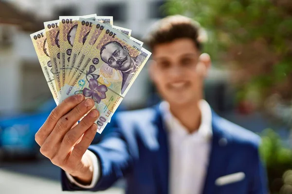 Anak Muda Mengenakan Setelan Jas Memegang Uang Kertas Lei Romania — Stok Foto