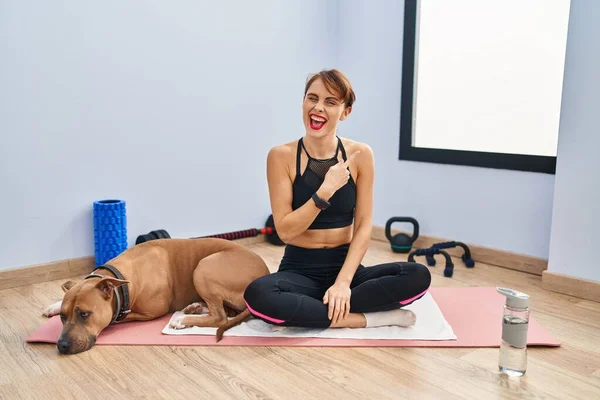 Young Beautiful Woman Sitting Yoga Mat Cheerful Smile Face Pointing — Stock Photo, Image