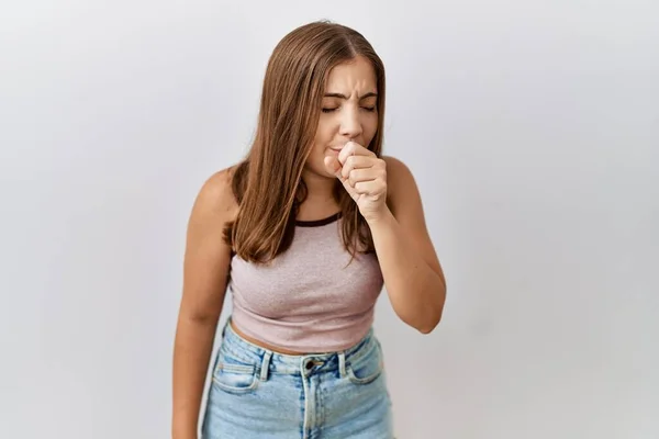 年轻的黑发女人站在孤立的背景下感觉不舒服 咳嗽是感冒或支气管炎的症状 保健概念 — 图库照片