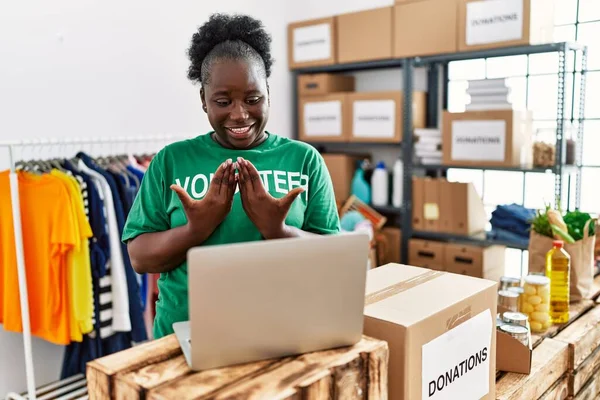 Young African American Woman Wearing Volunteer Uniform Speaking Using Deaf — Stock Photo, Image