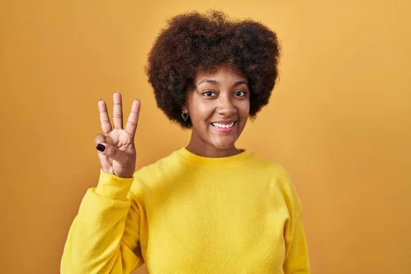 Молода Афро Американська Жінка Стоїть Над Жовтим Фоном Показує Вказує — стокове фото