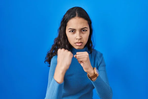 Jonge Braziliaanse Vrouw Staande Blauwe Geïsoleerde Achtergrond Klaar Vechten Met — Stockfoto