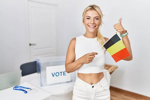 Mujer Caucásica Joven Las Elecciones Campaña Política Con Bandera Bélgica —  Fotos de Stock