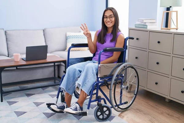 Mulher Hispânica Jovem Sentado Cadeira Rodas Casa Mostrando Apontando Para — Fotografia de Stock