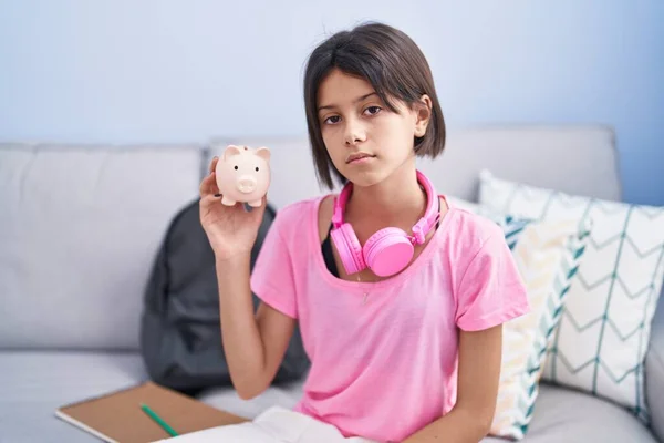 Menina Segurando Piggy Banco Pensamento Atitude Expressão Sóbria Olhar Auto — Fotografia de Stock