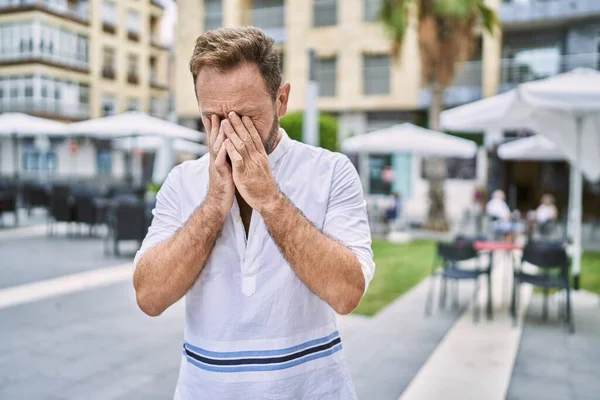 Hombre Mediana Edad Aire Libre Ciudad Con Expresión Triste Cubriendo —  Fotos de Stock