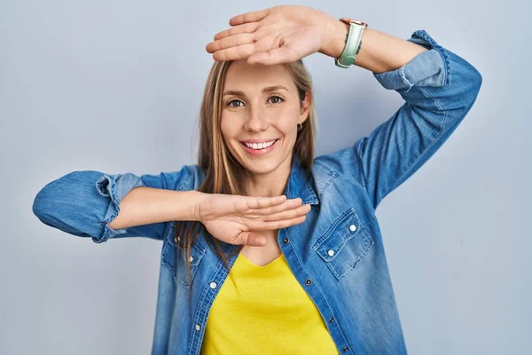 Ung Blond Kvinna Står Över Blå Bakgrund Ler Glad Spelar — Stockfoto