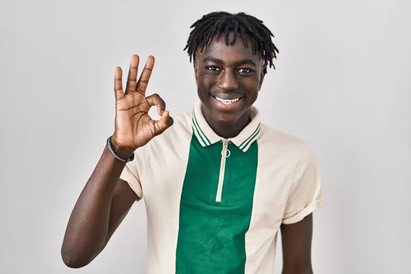 Hombre Africano Con Rastas Pie Sobre Fondo Aislado Sonriendo Positivo — Foto de Stock