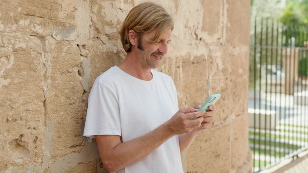 Joven Hombre Rubio Sonriendo Confiado Usando Teléfono Inteligente Calle —  Fotos de Stock