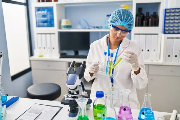 실험실에서 테스트 튜브를 과학자 유니폼을 — 스톡 사진
