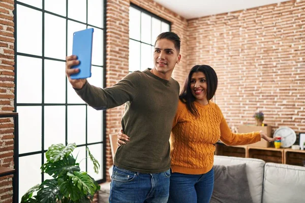 Άνδρας Και Γυναίκα Ζευγάρι Αγκαλιάζονται Κάνουν Selfie Από Touchpad Στο — Φωτογραφία Αρχείου