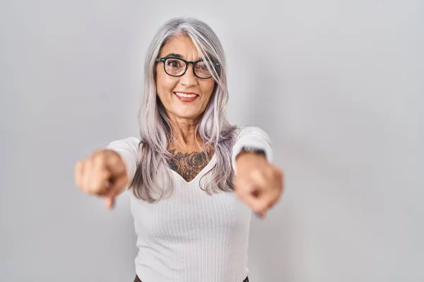 Donna Mezza Età Con Capelli Grigi Piedi Sfondo Bianco Che — Foto Stock