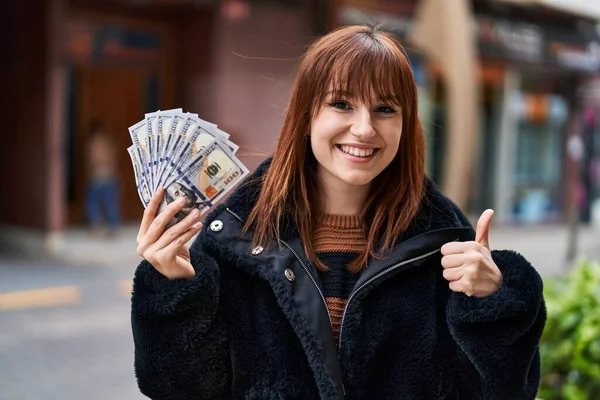 Jonge Mooie Vrouw Met Dollars Bankbiljetten Glimlachend Gelukkig Positief Duim — Stockfoto