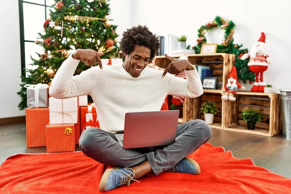 Hombre Afroamericano Joven Usando Ordenador Portátil Sentado Junto Árbol Navidad — Foto de Stock